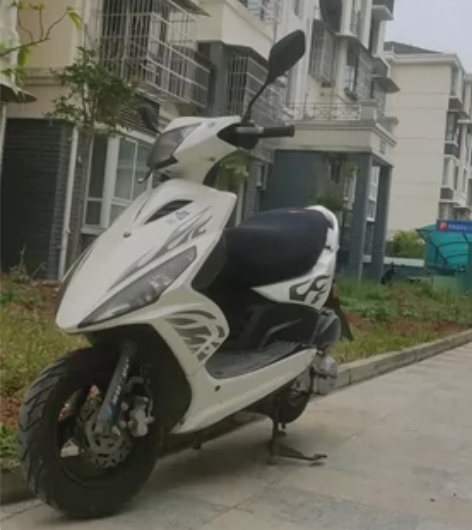 踏板摩托车 刚换了后轮和电瓶 加满一箱油可...
