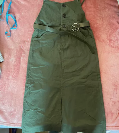 全新背带裙，包邮 闲置比较久了，所以有点皱...