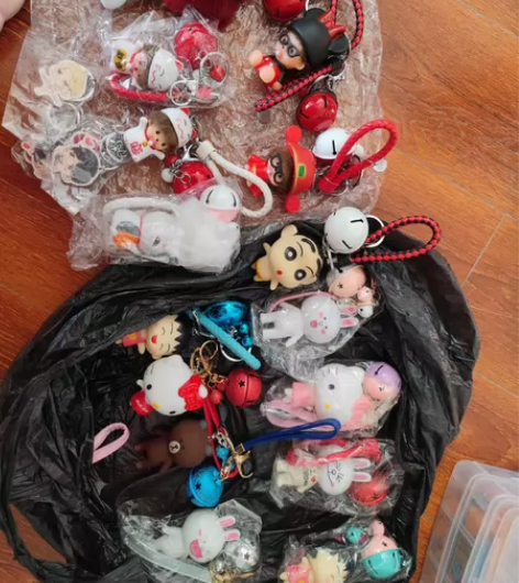 全新钥匙扣，蒙奇奇五个，猫老师两个布朗熊可...