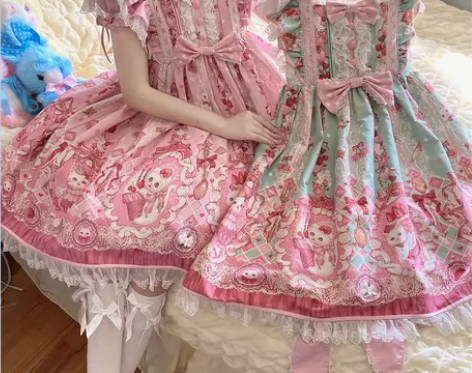 出全新哈密瓜色s码莓喵雪顶，有挂脖 感兴趣...