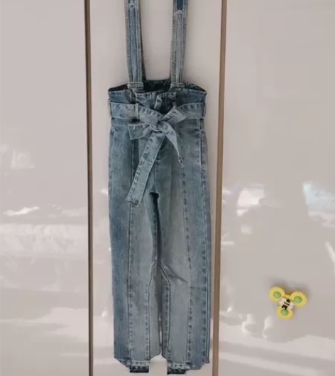 大毛家花苞腰背带牛仔裤 感兴趣的话点“我想...