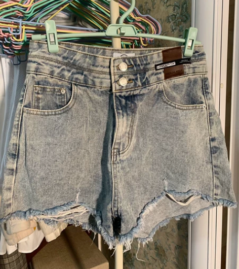 牛仔短裤，很适合旅游拍照穿 实体店买的，当...