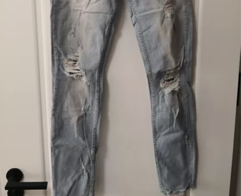 破洞牛仔裤，复古怀旧色，很新没穿过几次，包...