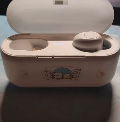 夏新f9蓝牙耳机,21年老妹买的,掉了一个...