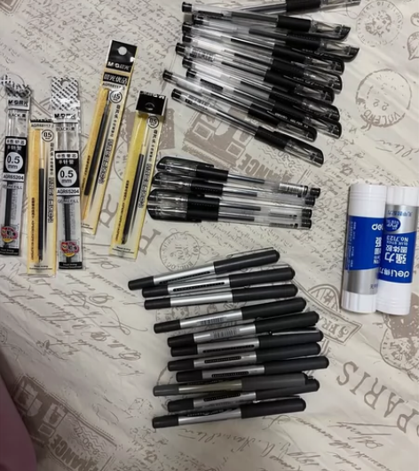 分别是14支中性笔，5个中性笔替芯，11支...