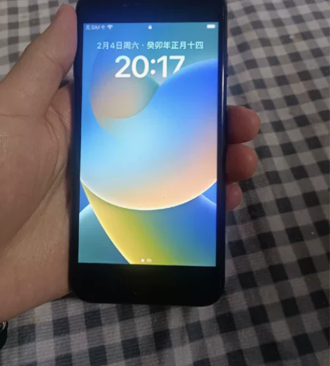 iPhone8苹果8，卡贴64G，屏幕右下...