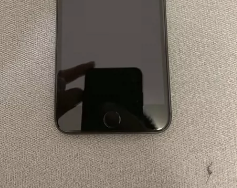 上学时候自己偷偷攒钱买的苹果8 plus,...