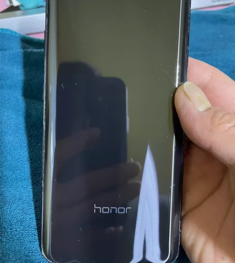 出售荣耀10，6128G 换过屏幕和后摄像...