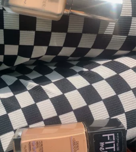 出闲置dw 自用粉底,附赠一个美宝莲的粉底...