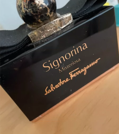 菲拉格慕 黑瓶香水 很甜的口味 像彩虹糖 ...