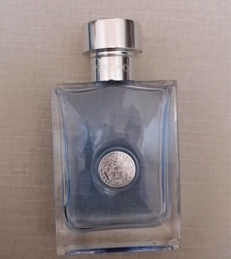 范思哲男士香水，余量80ml。盖子摔坏了，...