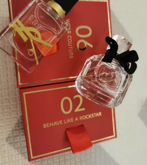 出两个圣罗兰新年倒计时礼盒里面的香水 圣罗...