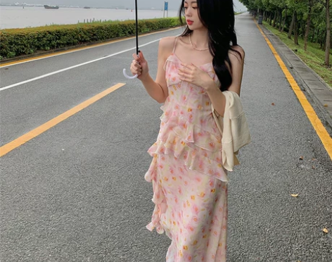 粉色碎花仙女吊带连衣裙2022夏季气质法式...