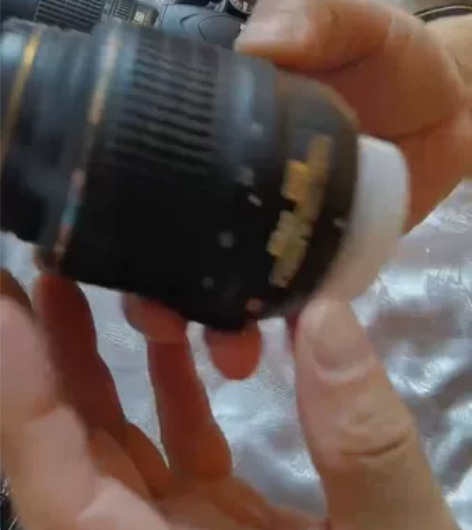 代友出单反相机和镜头,快门用了一千次左右。...