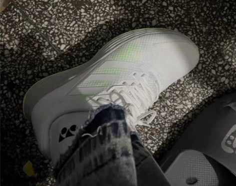 阿迪运动鞋，没怎么穿过，也没洗过，想要就拿...