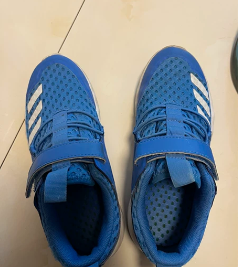 阿迪儿童轻跑鞋，购于万达，保证正品，很舒服...