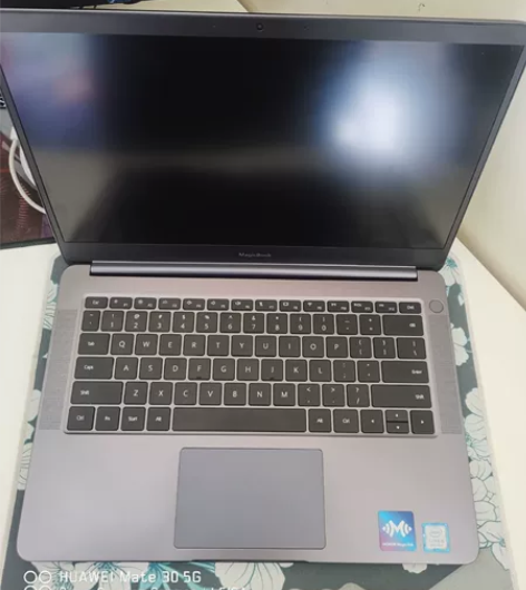 《想给老婆换个手链》独显轻薄本，10秒开机...