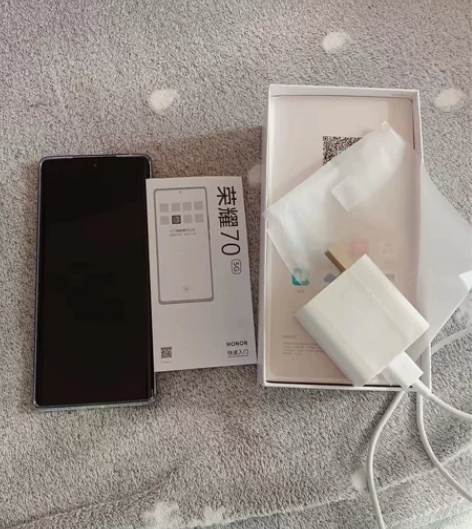 刚买2天荣耀70 8+256  99.99...