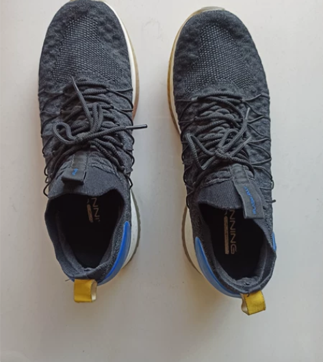 安踏男鞋，虫洞科技弹力胶跑鞋，42码260...