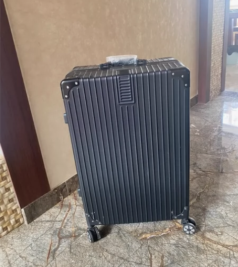 黑色行旅箱 忘记是26寸还是28寸了，很大...