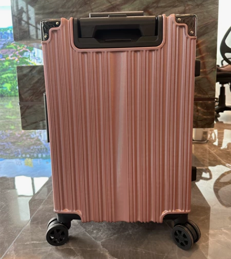 全新行李箱旅行箱，20寸。 感兴趣的话点“...