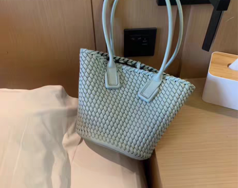 转卖ins超火网红同款简约百搭编织单肩手提...