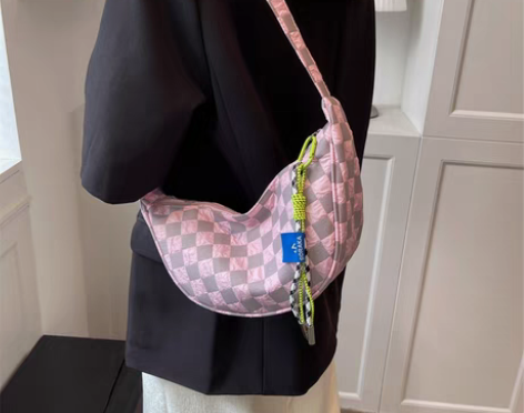 包包女2022新款潮棋盘格帆布少女饺子包大...