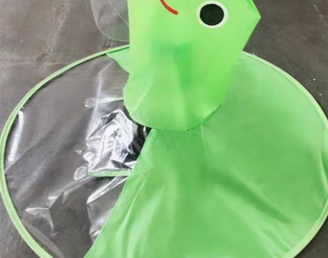 转卖【女王价】飞碟雨衣小孩小黄鸭斗篷雨衣宝...