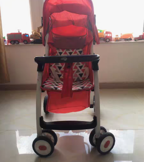 婴儿车。轻便型、轻巧好推！可以一键收车出门...