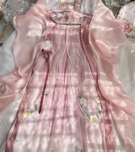 包邮玉术齐胸襦裙，颜色粉嫩 全新未穿吊牌在...