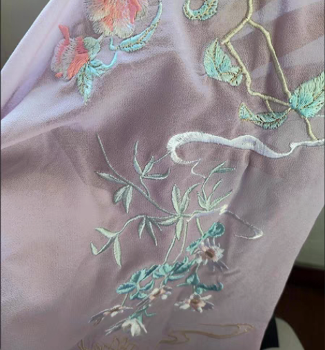 几乎全新没怎么穿,大袖衫和齐胸襦裙有多处刺...