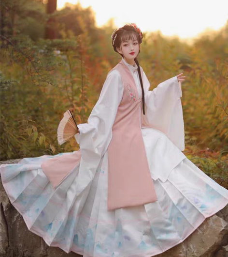 全新的汉旭旗舰店汉服 冬天可穿 感兴趣的话...