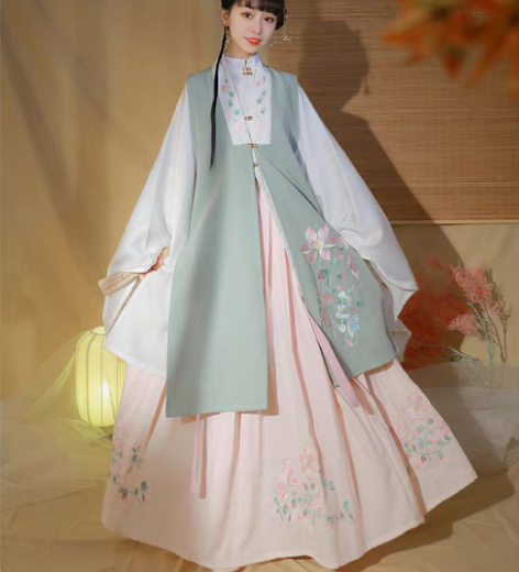仙楚姬明制汉服，已经绝版了 M码，没有比甲...