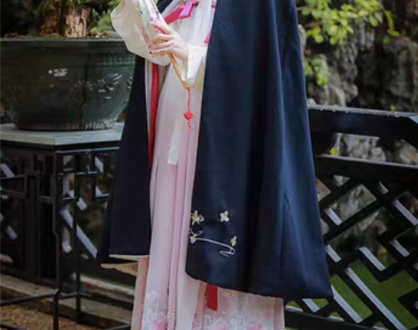 转卖千韵岗 女士民族装舞台装 感兴趣的话点...