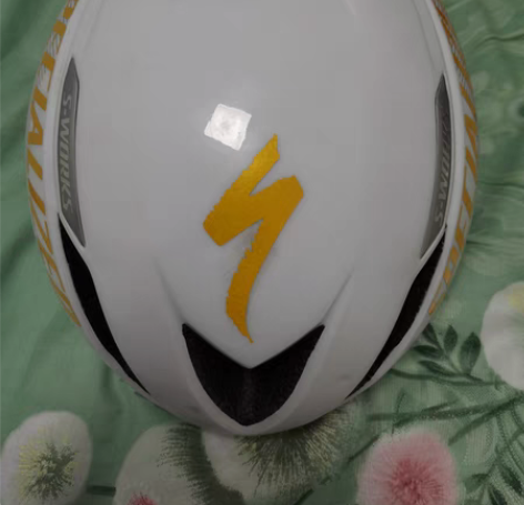 包邮闪电头盔，破二DIY，头盔正面有一个有...