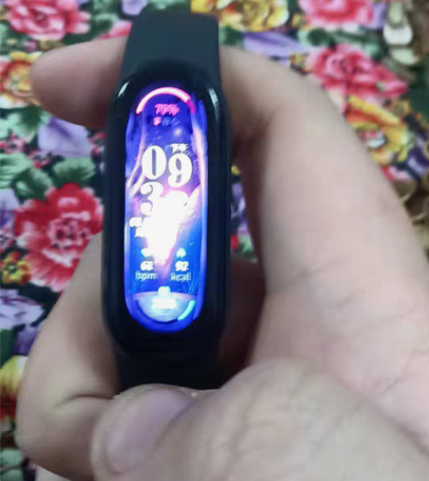 小米手环6普通版。有划痕和使用痕迹。有充电...