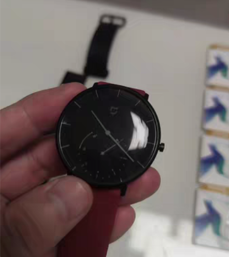 小米石英手表,原装表带加新买的硅胶枣红腕带...