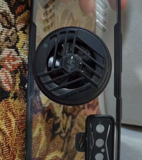 黑鲨游戏手机散热 官方300块钱买的 五折...