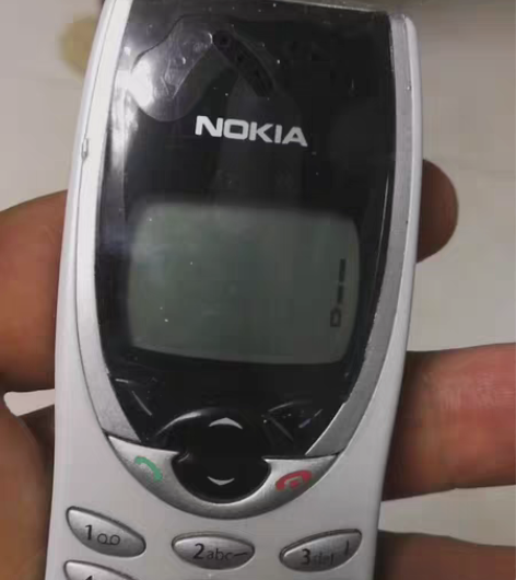 诺基亚8210换壳机，外壳有瑕疵，接打正常...