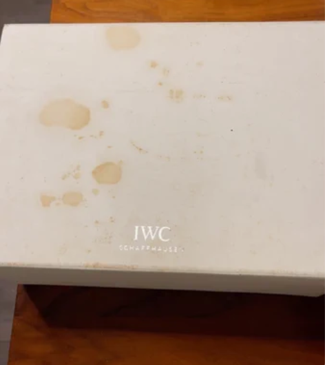 包邮万国手表盒子，有点脏了，手表是潜水系列...