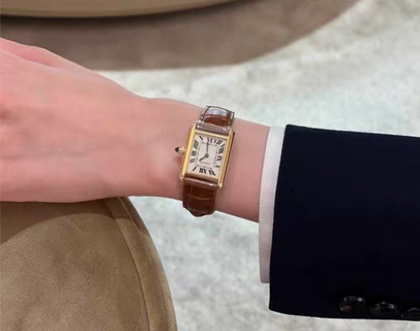 转卖【狂欢价】地亚经典坦克系列手表女款女士...
