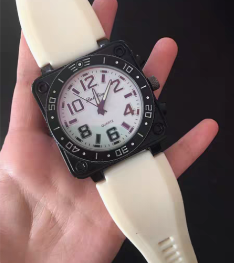 包邮【手表】香港买的装饰手表，安上电池可以...