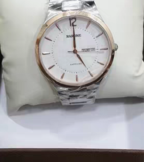 包邮雷诺石英男表，表行柜台样品，略微有划痕...