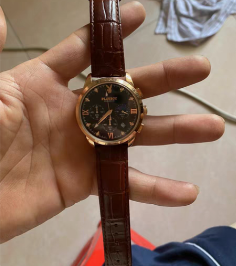 出售一块花花公子手表，买来配西装还没带过三...