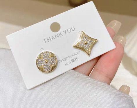 包邮高级大牌 四叶草耳钉 不对称耳钉 全新...