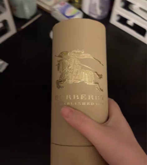 注意出的是圆柱桶盒子，不是围巾，几年前专柜...