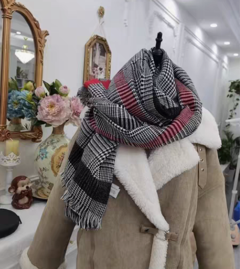 包邮女款冬季格子条纹流苏围巾。 视频图片都...