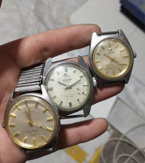 包邮乡下收货，收到三个老手表，一个吉星，一...
