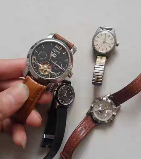 包邮出闲置自提手表4个100元 感兴趣的话...