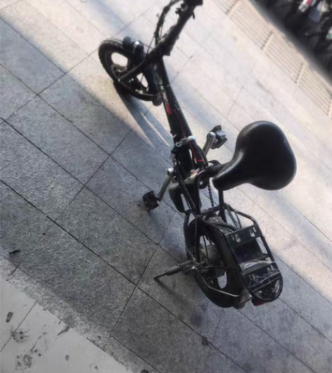 正步代驾车车架,摔了一跤,车架断了,电机也...